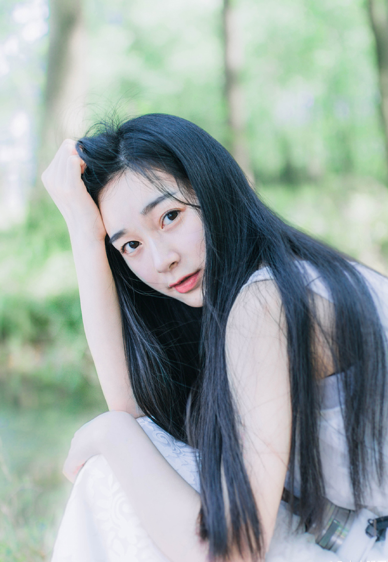 刘璝径直闯入刘璋的后院儿，询问了几个婢女家丁之后，便找到了刘璋的所在，都已经日上三竿，快到午时了，这时候竟然还在卧房，莫非真是身体不适？
